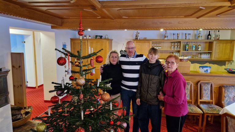 ......beim Christbaum schmücken.....