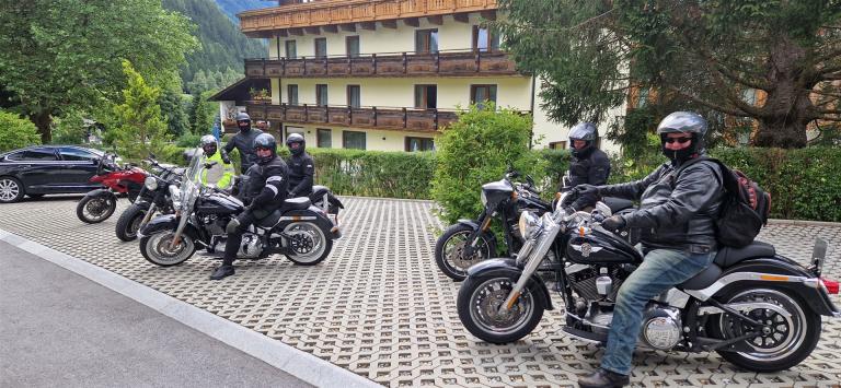 .....die Biker aus dem Schwabenland.......mit den kleinen Mopeds..!!