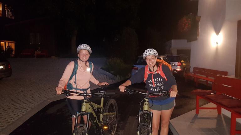.......Claudia und Jana nach 90 km Biketour und heftigem Gewitter.......