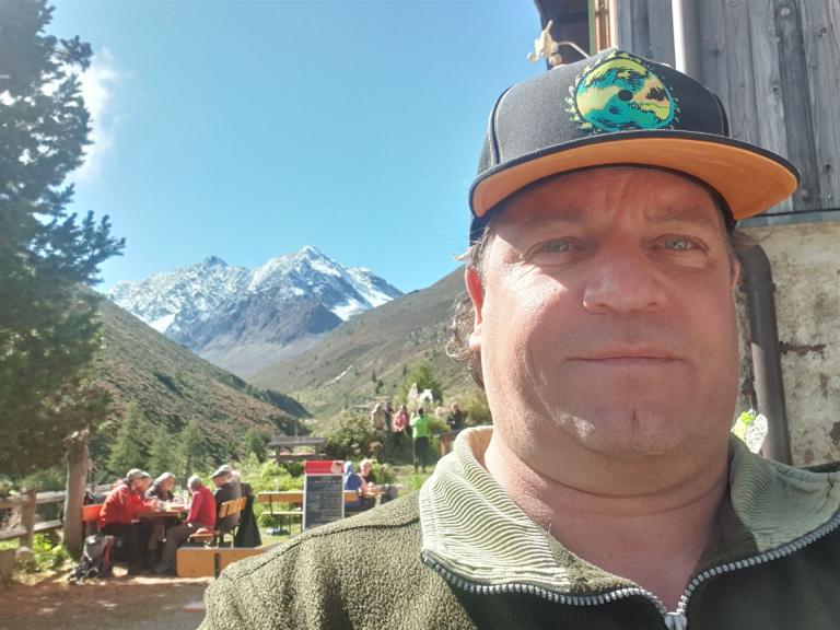 .....Mike auf der Schweinfurter Hütte bei bestem Wetter.........