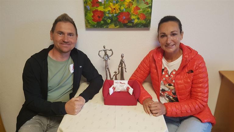 .....Nati und Lars.....bei der roten Couch.........