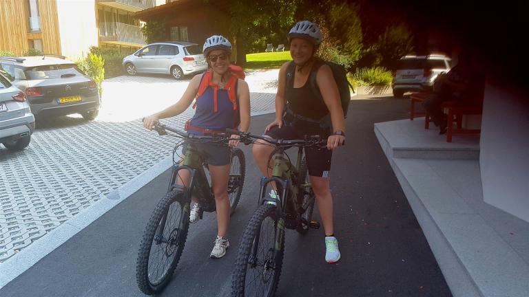 ....Jana und Claudia vor der Biketour nach Sölden.........
