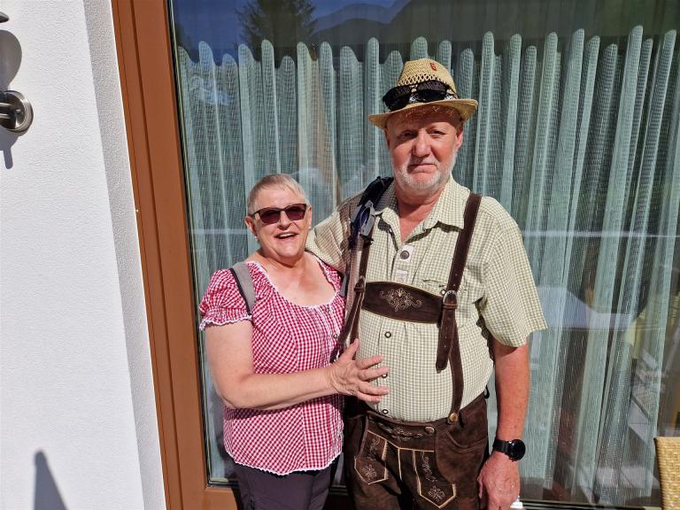 ...Familie Krämer Mireille und Ewald...in Tracht...zum Almfest in Hochoetz....