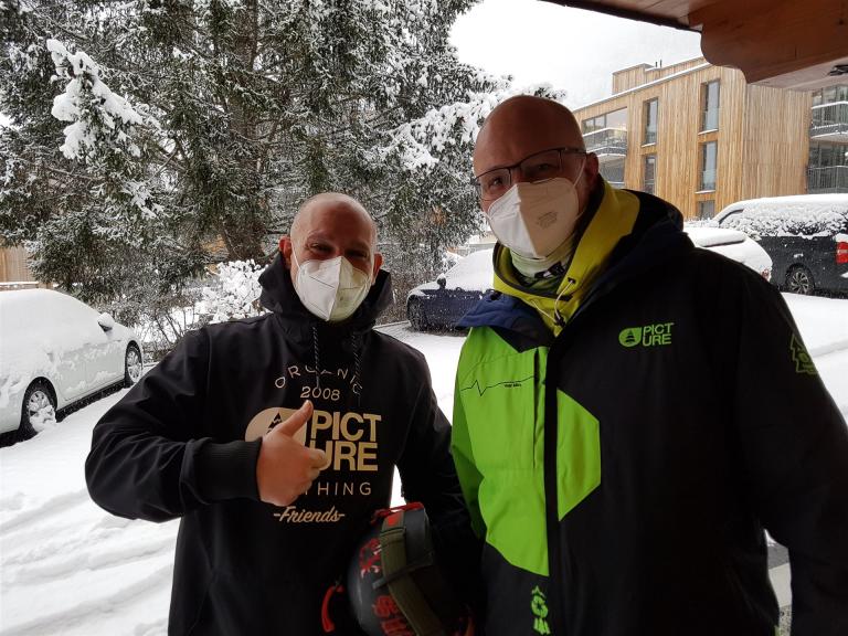 .......zwei Kämpfer auf dem Weg zum Snowboarden......