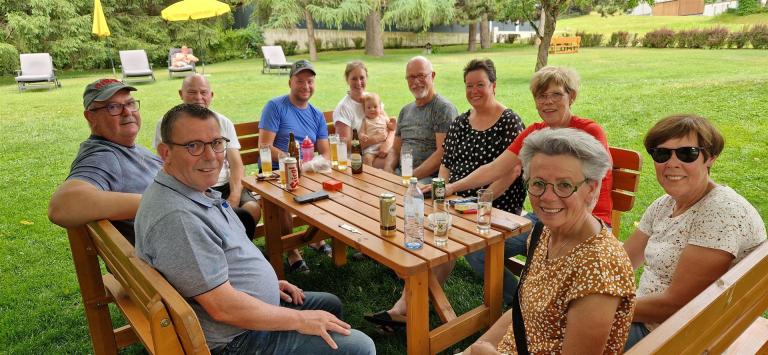 ...Familie Schrijen und Familie Teeuwen, Brouwers, Limpens unterm Nußbaum