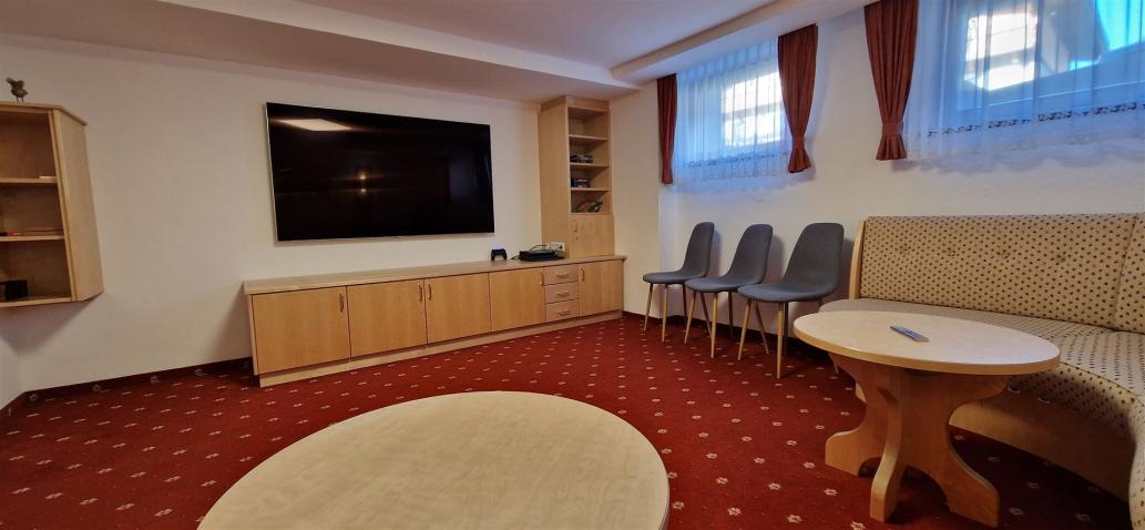 Oetz_Ötztal_Fernsehraum_Haus Marita